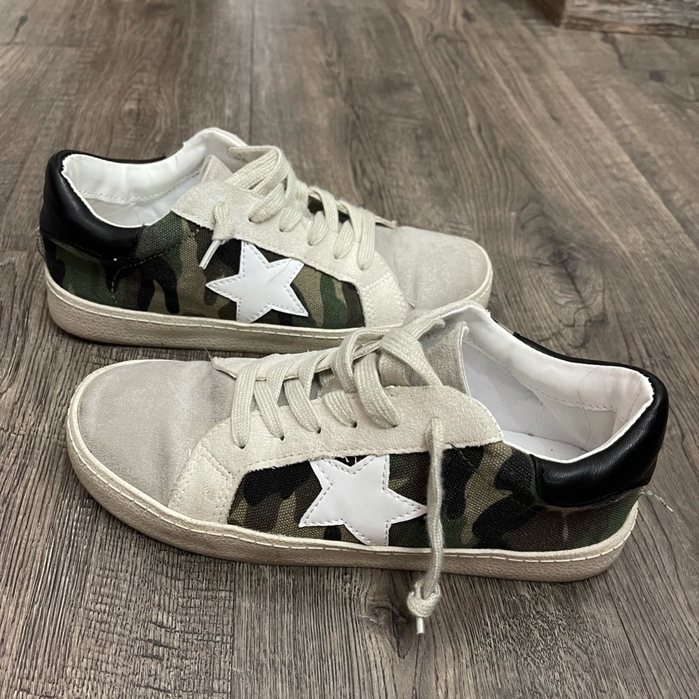 Steve Madden Camo Star Sneakers
